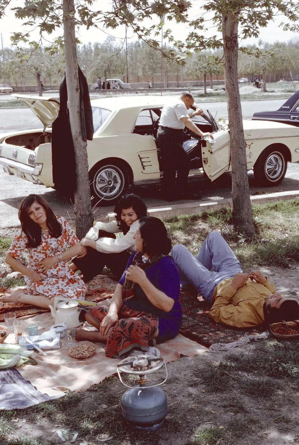 1977年，伊斯兰革命前伊朗女性可以不戴头巾在外野餐