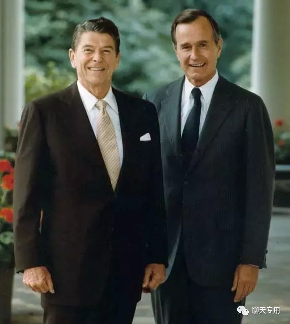 里根总统（左一）和乔治·布什（右一）