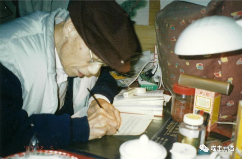 1997年，陈振铎在家中书写《刘天华》一书
