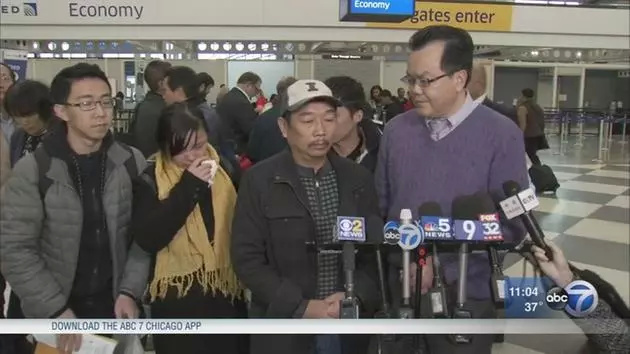 章莹颖的家人和男友在机场接受媒体采访，图片来源于abc news，版权属于原作者