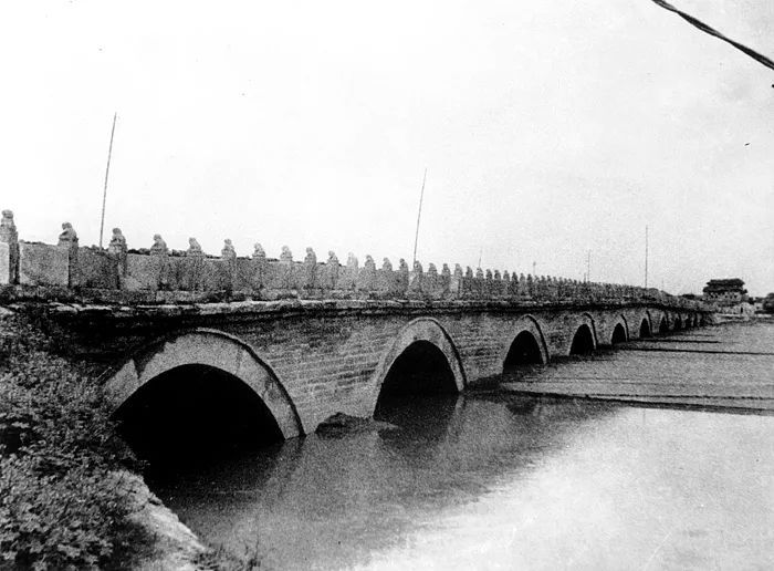 △1937年7月，卢沟桥及远方的宛平城。