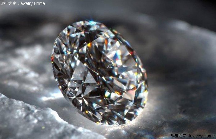 钻石的火彩，既刻面宝石内部投射出来的彩色光芒