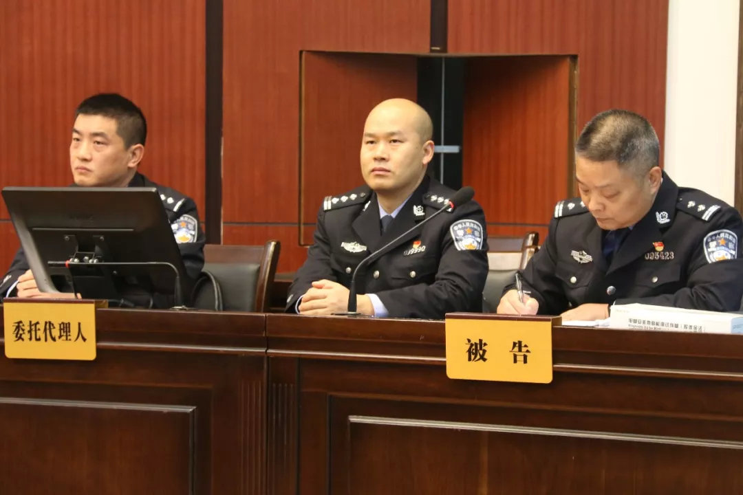仙桃市人民政府副市长、公安局局长王海军（中）出庭应诉