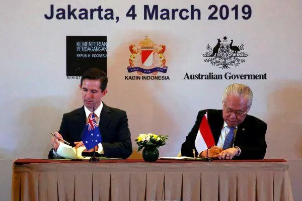 印尼贸易部长恩加尔蒂亚斯托·卢基塔（右一）与澳大利亚贸易、旅游和投资部长西蒙·伯明
