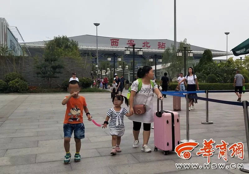 ▲2018年8月，从重庆来的妈妈带着两个孩子，找不着公交站在哪里。图/华商网