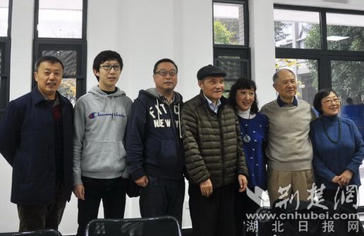 左起裴高才与冯天瑜（中）冯天瑾（右二）及家人－通讯员提供.jpg