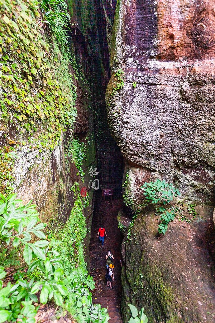 在中国最美七大丹霞之首的悬崖峭壁中，竟有一座天然形成的古寺