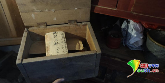 存放家书的小木盒。受访者供图