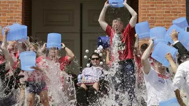 图/Pete Frates与马萨诸塞州州长查理 · 贝克一起参加冰桶挑战赛，为 ALS 的研究筹集资