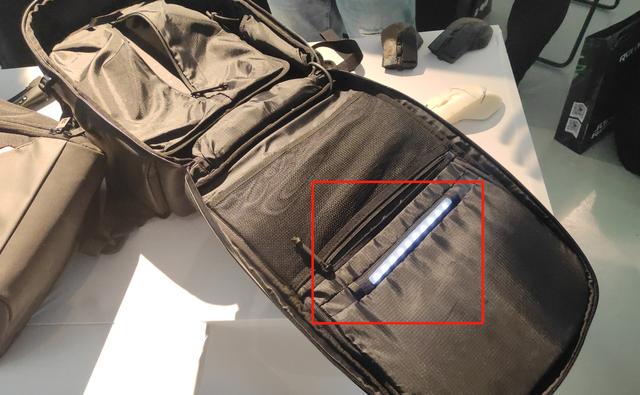 背包可以180度展开，内部也有灯带，方便漆黑环境寻找物品