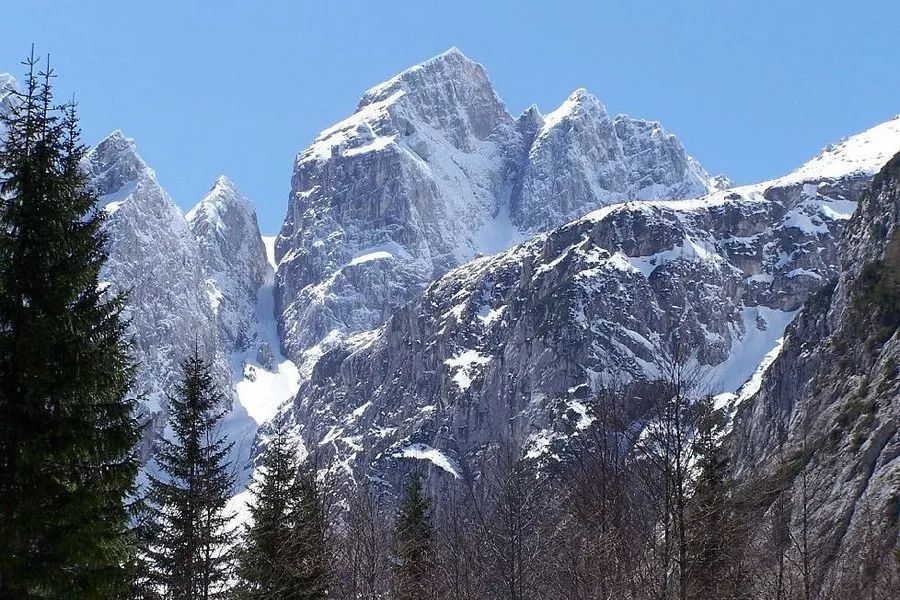 国家公园内塔峰如云，乃绝佳的阿式攀登训练场。图片来源：thinkslovenia.com