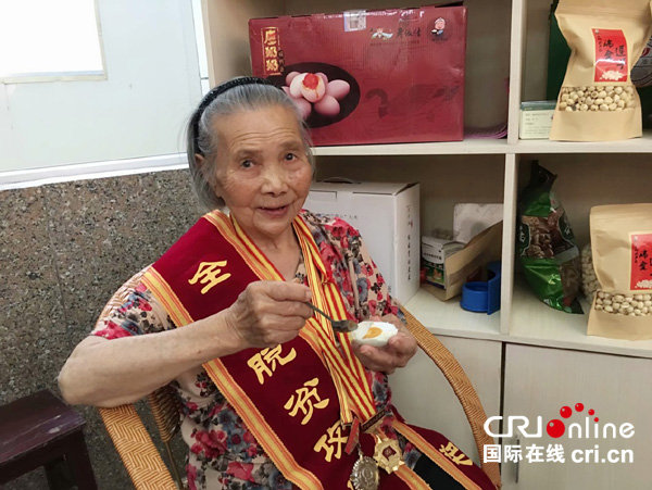 今年89岁的廖秀英是“廖奶奶咸鸭蛋”的创始人。 摄影 谢诗佳