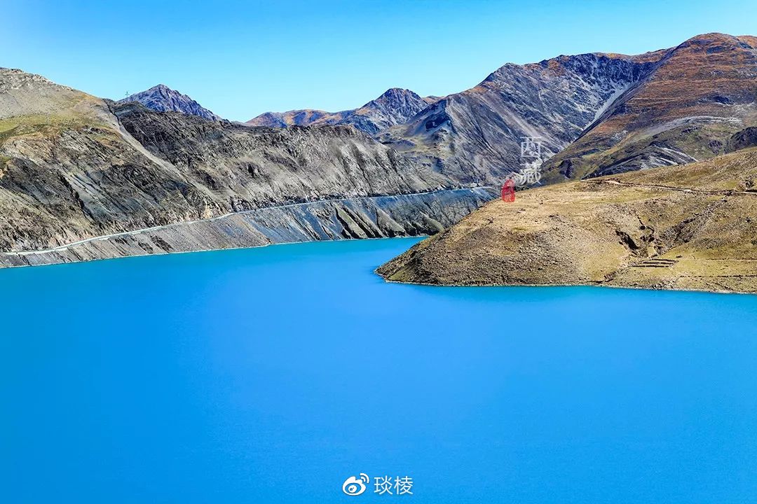 西藏竟也有水库？这颗高原上的绿松石，颜色好假，完全不需要PS
