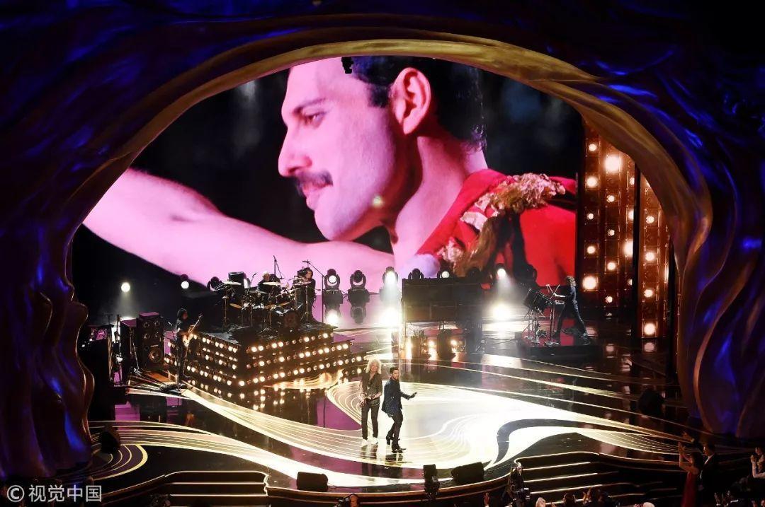 当地时间2019年2月24日，洛杉矶，第91届奥斯卡颁奖礼，Queen主唱出现在大银幕
