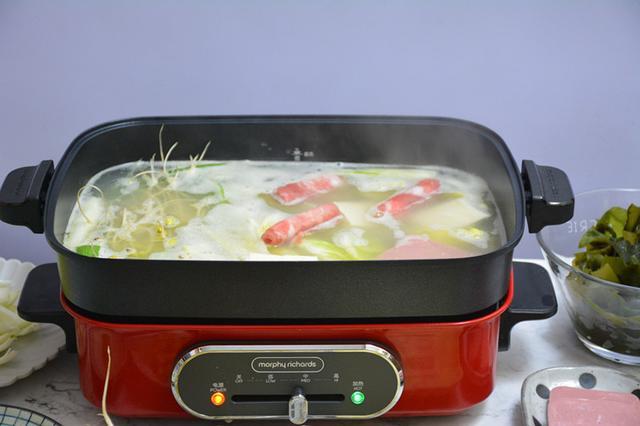 冬天不一定要吃火辣辣的牛油火锅，清淡的菌汤锅味道也是美滋滋