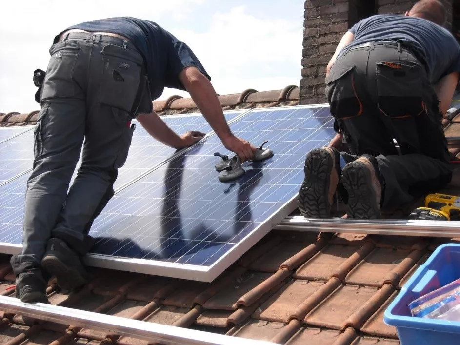 ▲ 人们为房顶安装太阳能板。图/pixabay授权使用