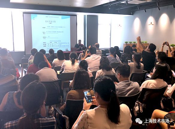 上海市技术市场协会常务副会长陆海波为到场企业讲解技术合同备案知识
