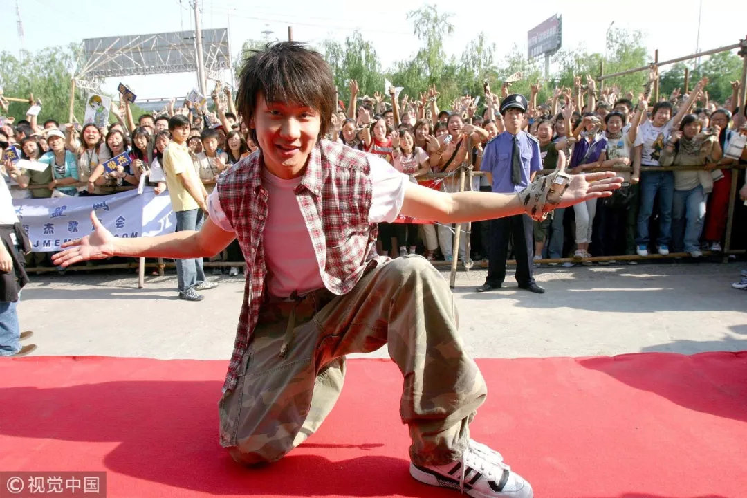 2004年5月23日，林俊杰在北京冒酷暑露天为6月3日发行的新唱片《江南》举行预热签名会