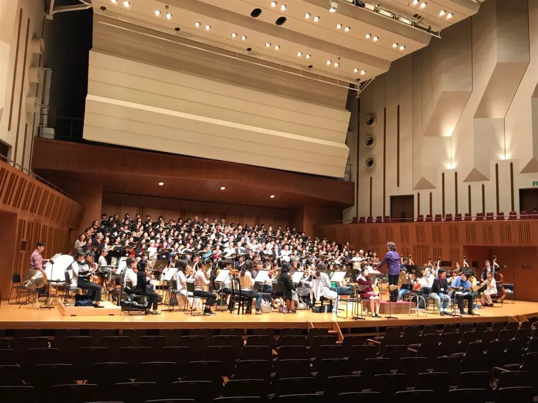 10月22日，西本智实指挥乐团及合唱团在东京艺术剧场排练