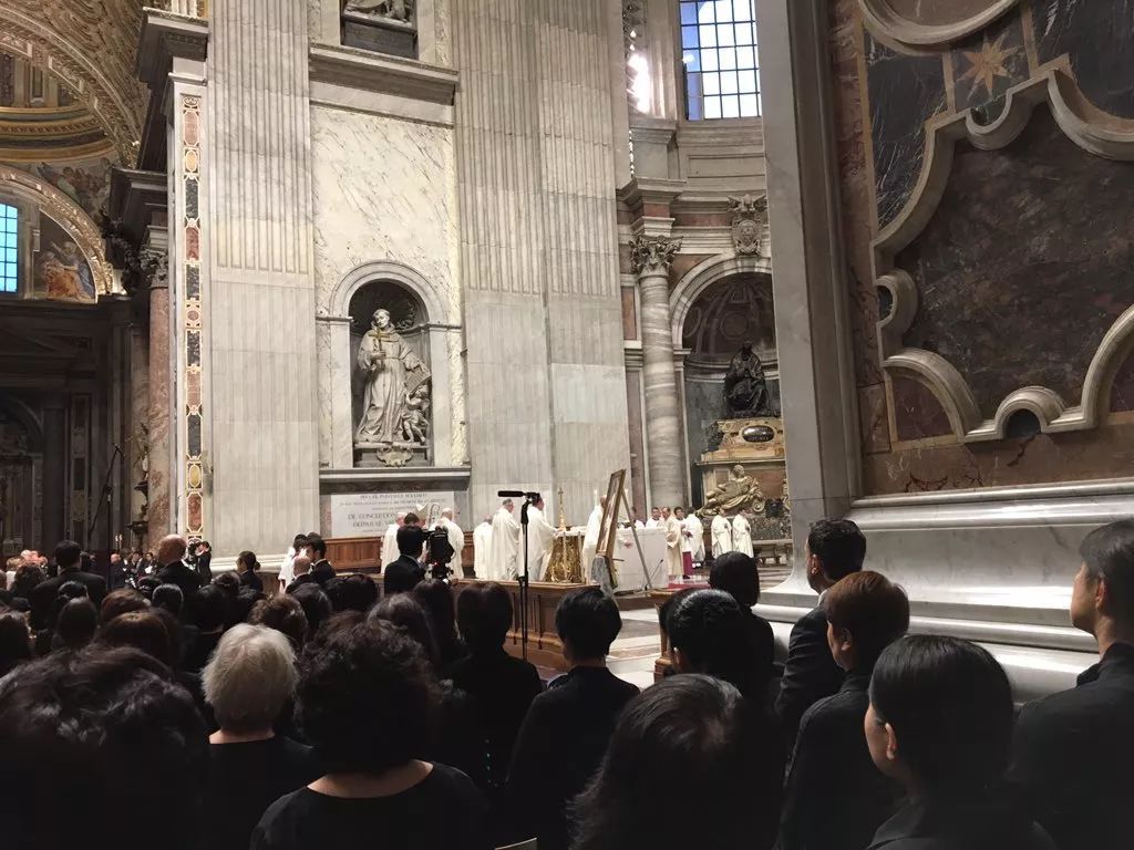 11月10日，西本智实在圣彼得大教堂指挥演出古诺《圣塞西莉亚庄严弥撒》