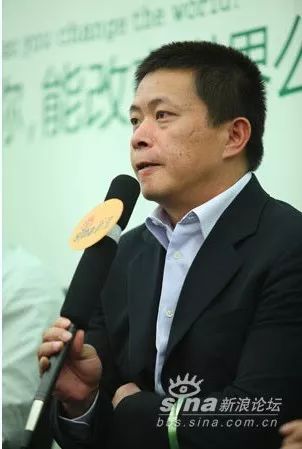 新浪总裁兼CEO曹国伟先生佩戴绿丝带呼吁大家开始行动