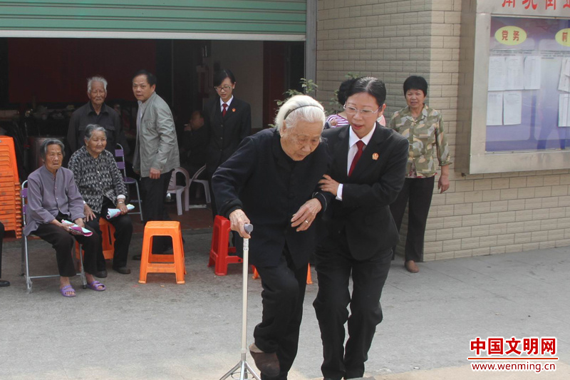 很多老人把黄志丽当“法官闺女”。图片由漳州市文明办提供
