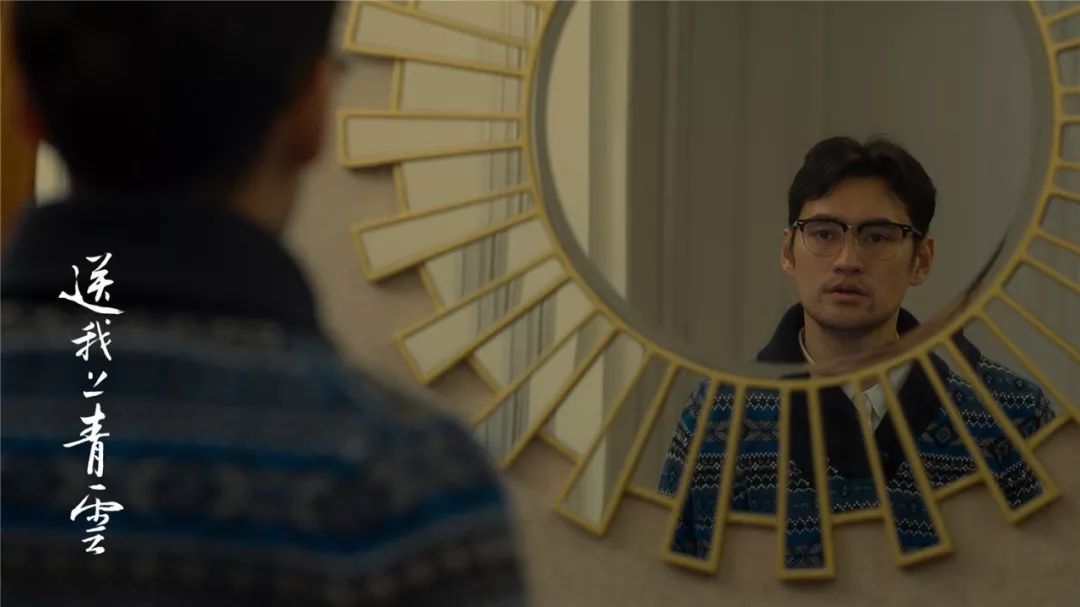 镜子里的形象代表了刘光明的内心。