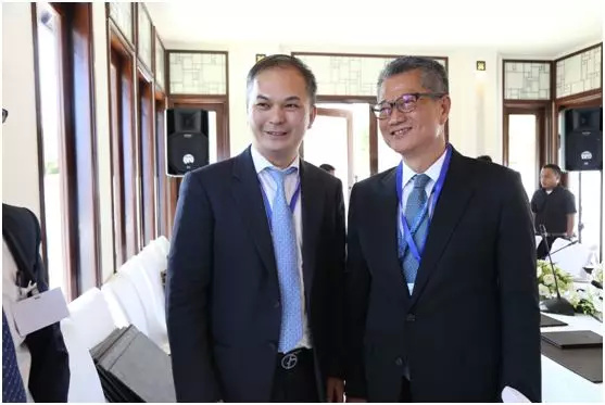 ▲林彦军（左1）与香港特别行政区财政司司长陈茂波（右1）合影