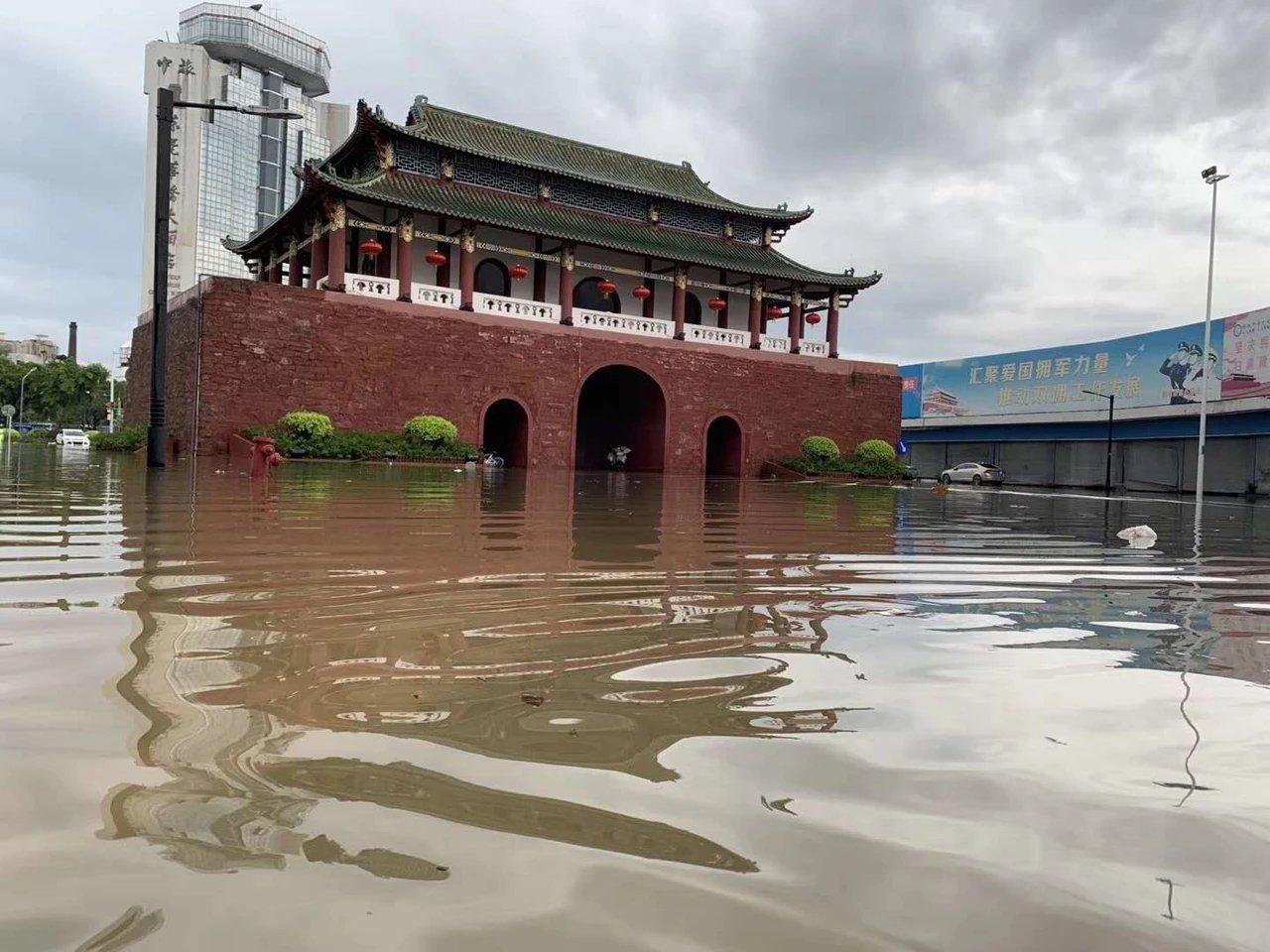 东莞被“淹城”又上热搜，中堂街坊生活也大变样，暴风雨太猛烈了