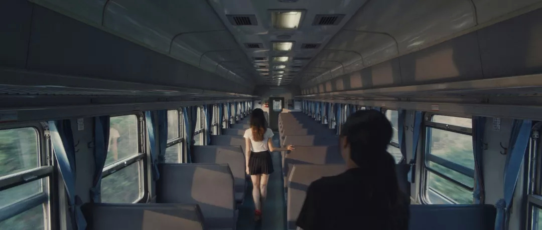 图：《最后一列绿皮火车》影片过去时空画面静帧套用笔者自制LUT