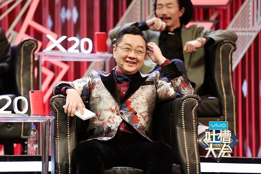 ▵  在综艺《吐槽大会》中，张绍刚经常窝在沙发里保持笑眯眯的样子