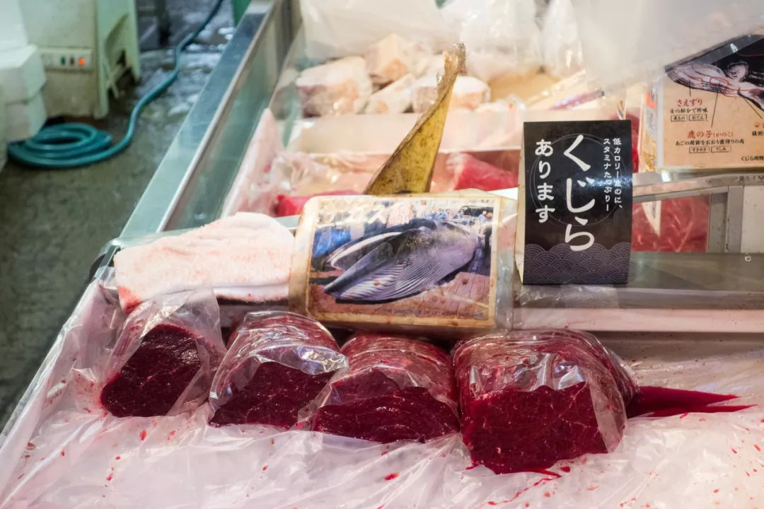 日本市场上的鲸肉。图片：Kent Wang / flickr