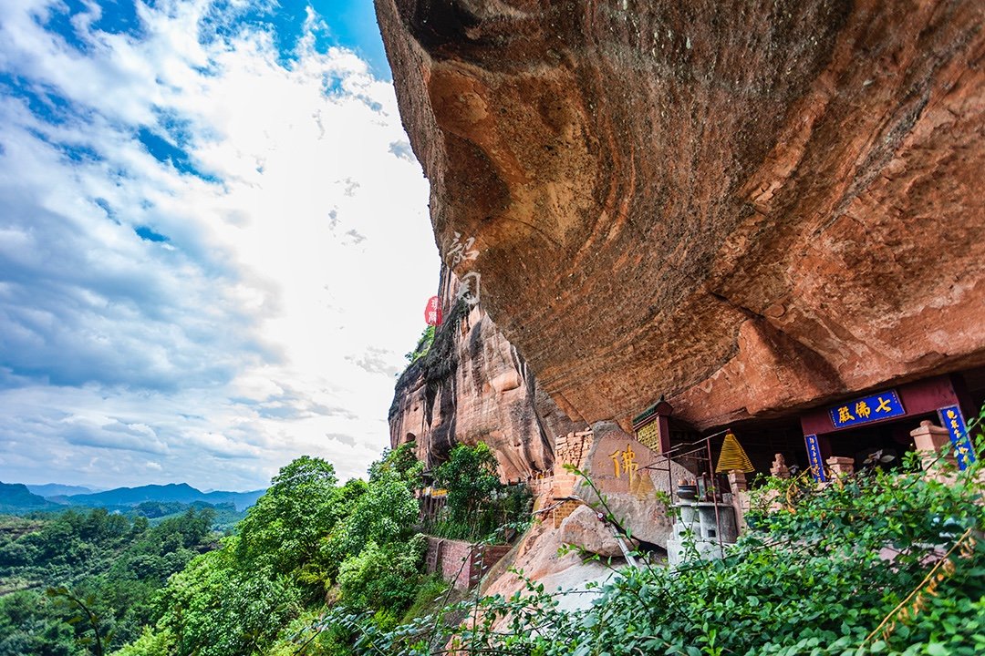 在中国最美七大丹霞之首的悬崖峭壁中，竟有一座天然形成的古寺