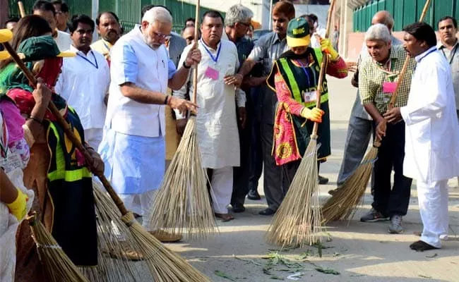 莫迪挥舞扫帚，开启了“清洁印度”运动