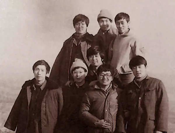 徐小平（前排右二）组织同学秋游。