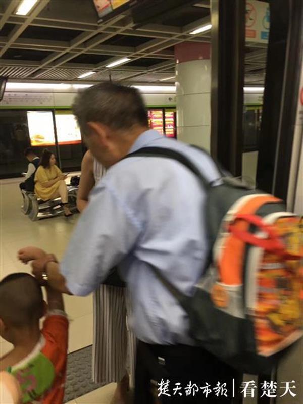 男童在地铁里随地尿尿，家长怼乘客：他憋不住了你说怎么办？