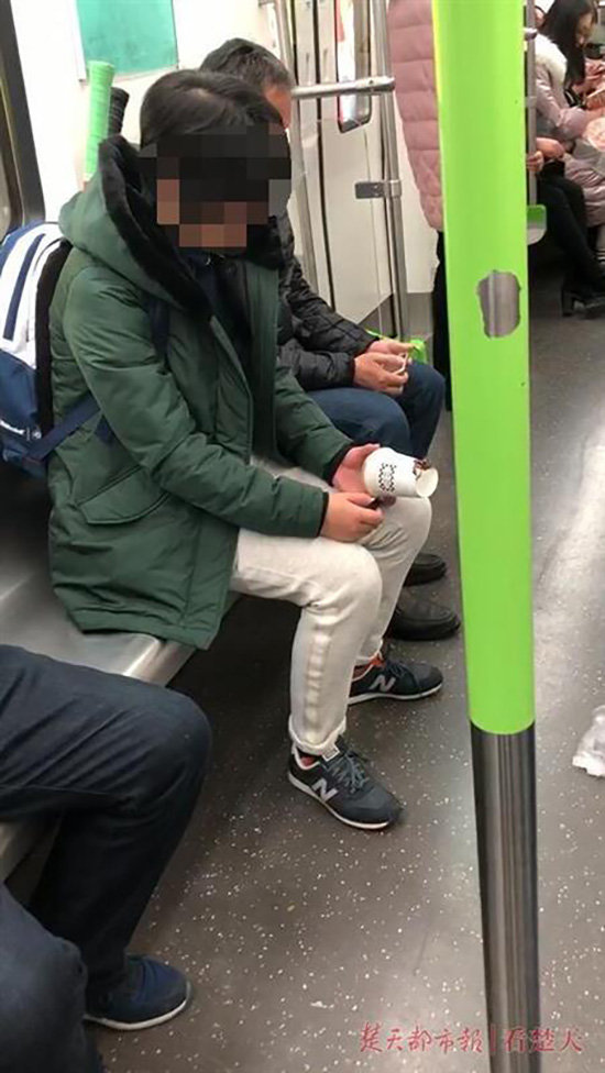 武汉一女子地铁车厢内点燃奶茶杯并扔向制止乘客，警方介入