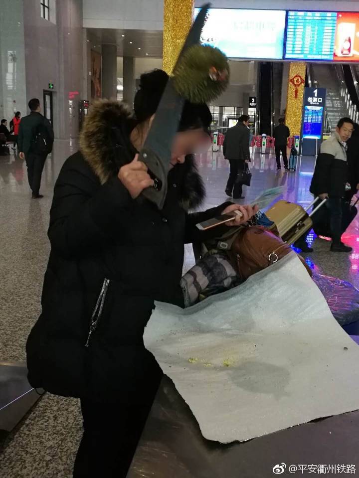 浙江衢州一旅客携带榴莲进站被查，竟现场切开全部吃光