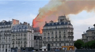 突发！巴黎圣母院大火！标志性尖顶倒塌，著名的玫瑰花窗损毁