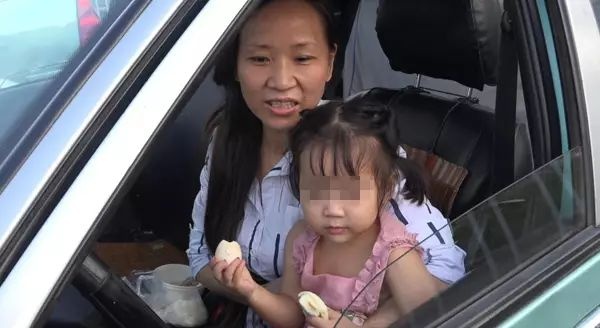 武汉带娃开出租的单亲妈妈失业了：感觉天塌了下来，差点和女儿一起跳桥