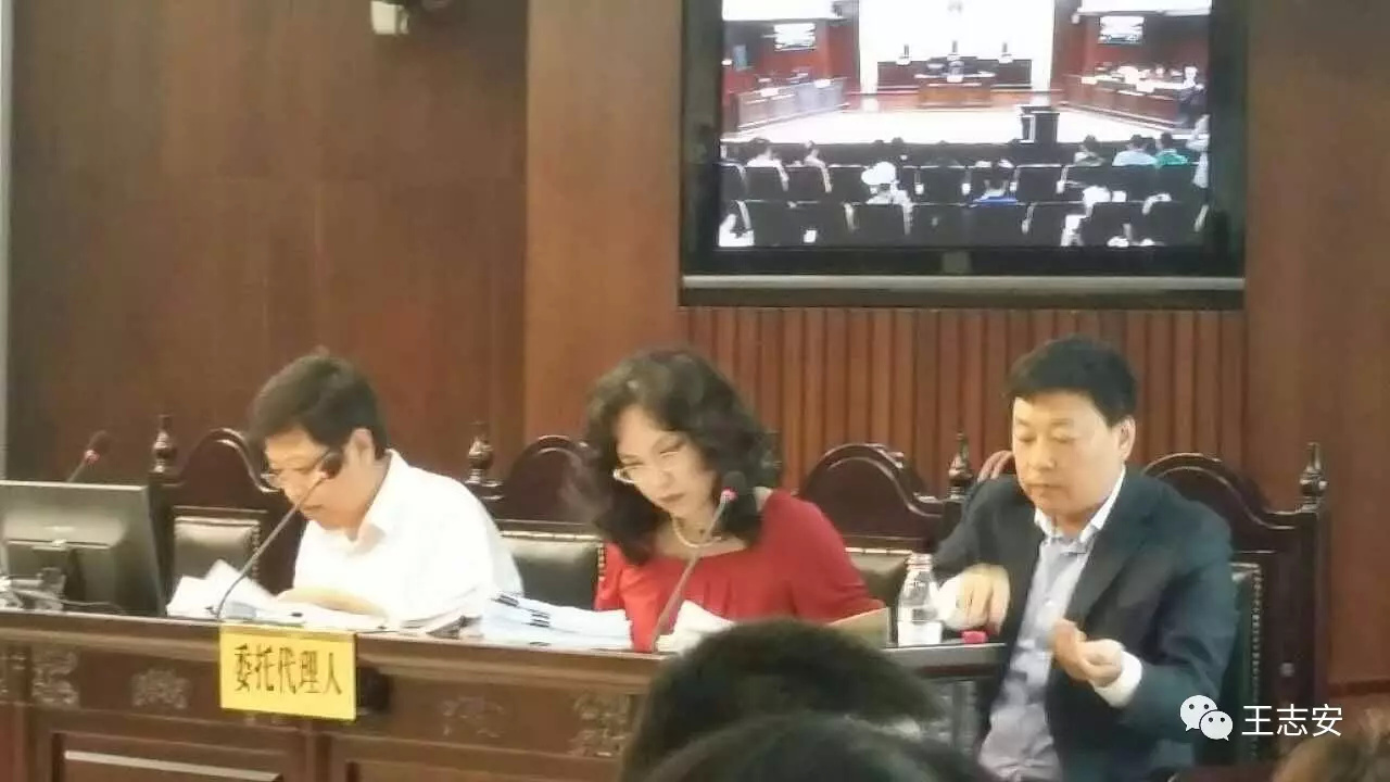 左起：刘凯律师、龚楠律师、王志安，王局在吃高血压药物，被旁听群众拍到