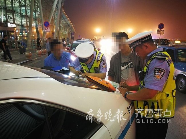 济南机场查获一网约车司机 携带刀子和电击器等器具