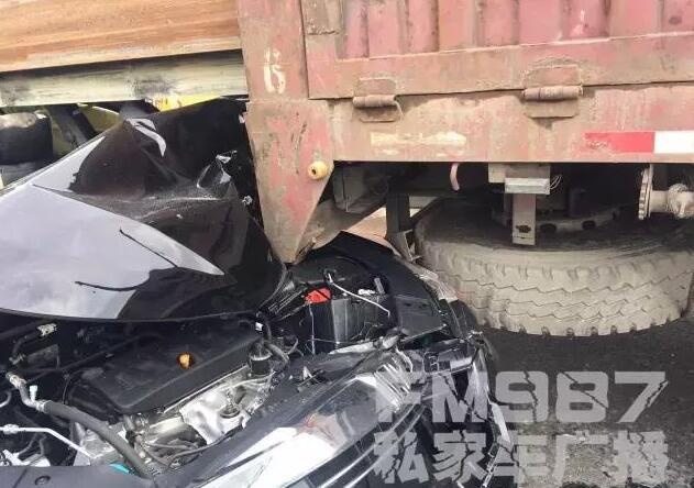 福州工业路小车撞到大货车 车顶被压扁
